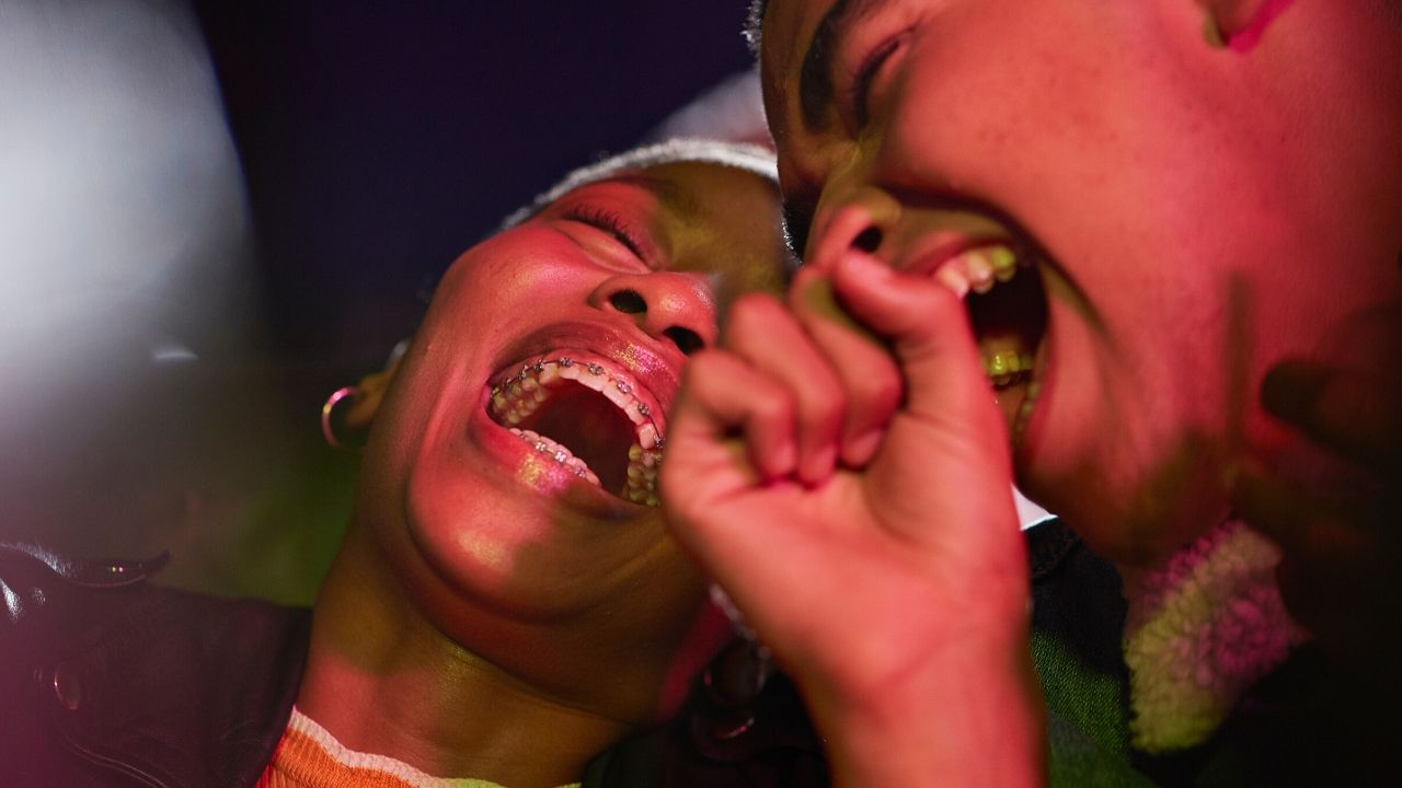 Na década de 60, um surto de risadas na Tanzânia afetou mulheres por mais de 2 anos