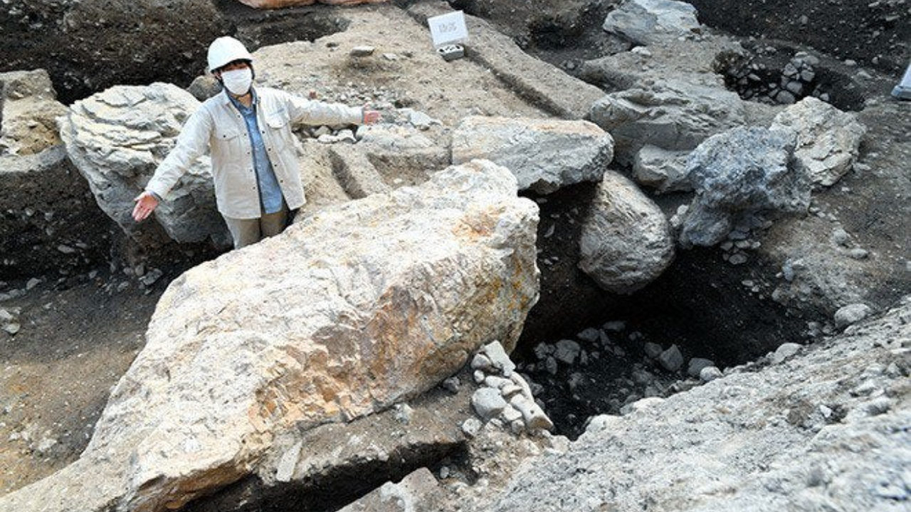 Rara descoberta: Pedras maciças gigantes do Período Muromachi são desenterradas no Japão