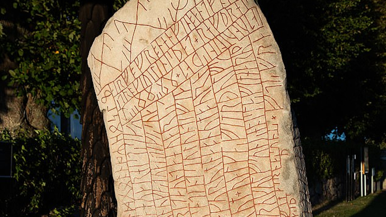 Enigmática pedra viking é decifrada por arqueólogos suecos