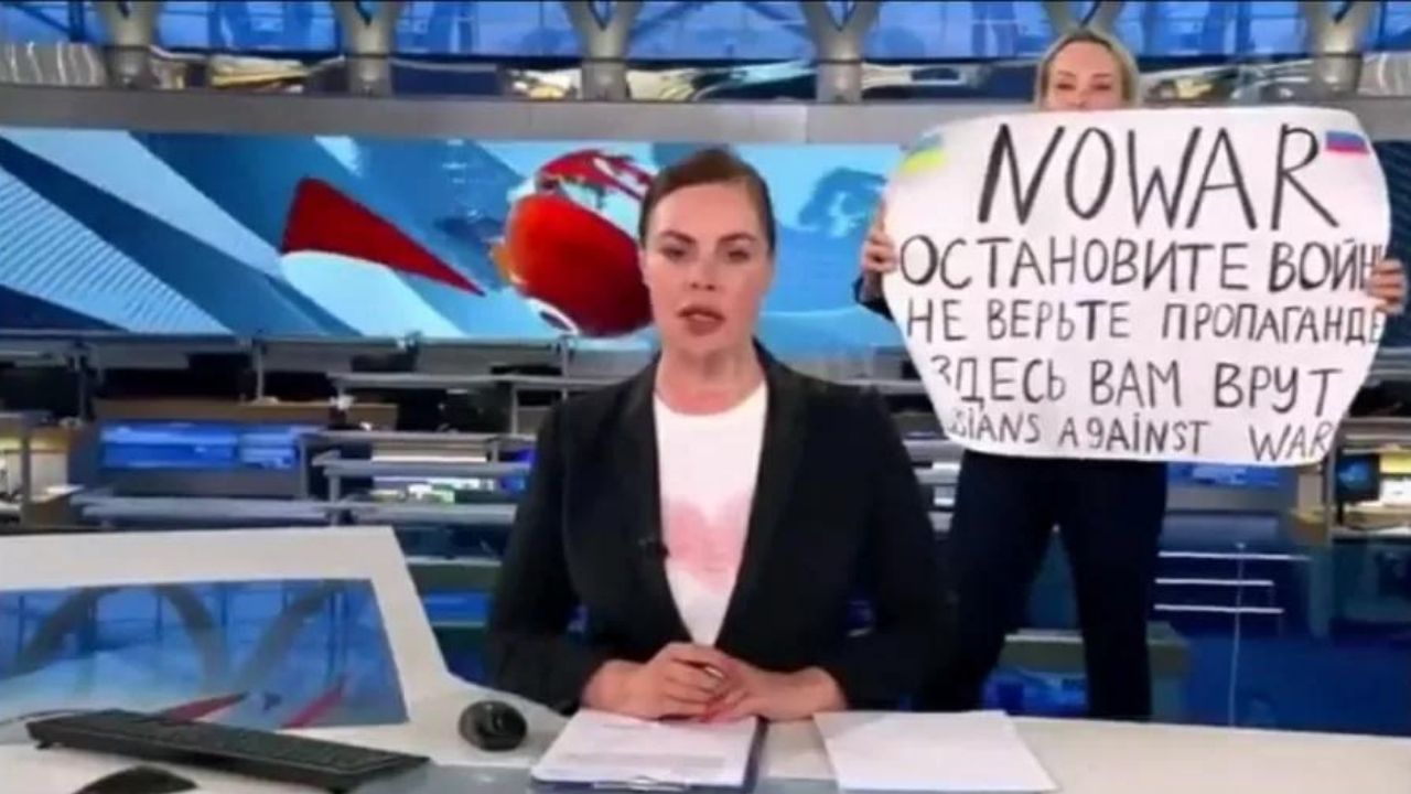 Jornalista russa que criticou guerra na Ucrânia ao vivo é condenada à prisão