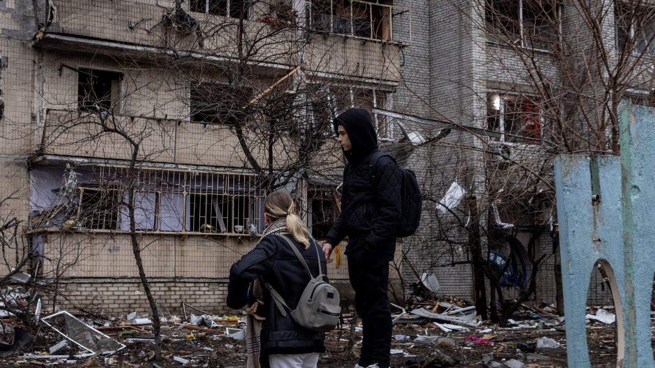Com avanço dos russos em Kiev, ucranianos buscam abrigo em estações