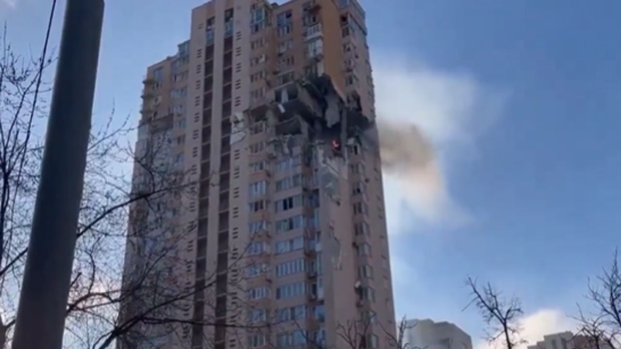 Andares de prédio residencial de Kiev são atingidos por míssil russo