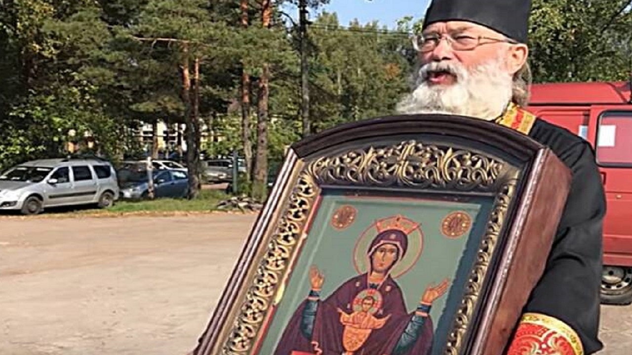 Cálice Inesgotável: O sacerdote que joga água benta de helicóptero para livrar cidade russa do alcoolismo