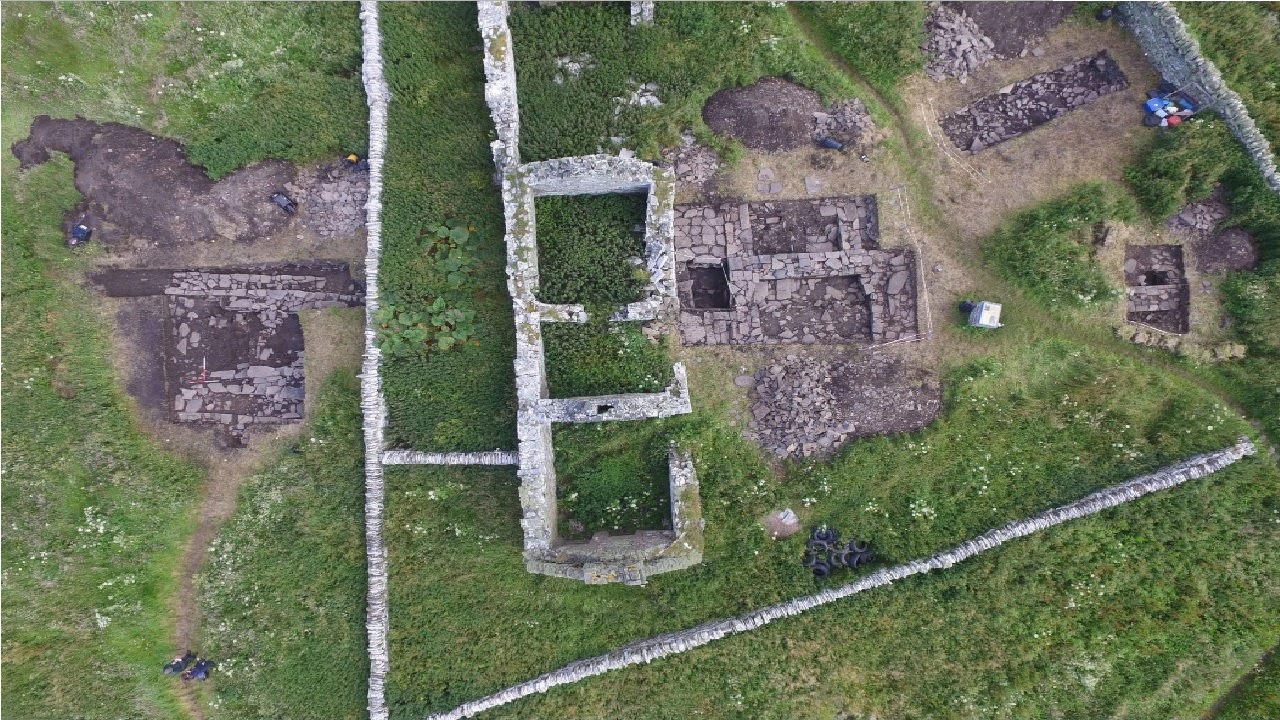 Arqueólogos encontram salão de bebidas que pode ter sido lar de poderoso chefe Viking