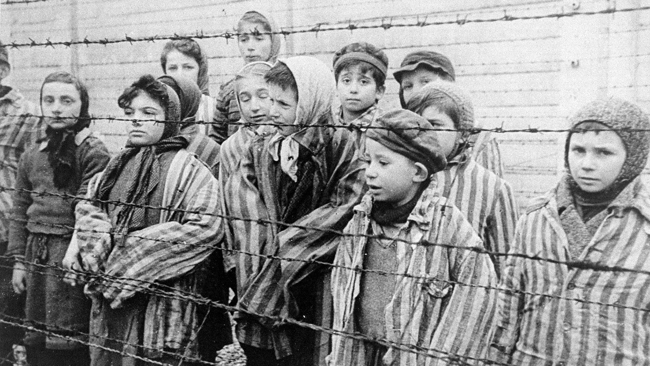 Hitler pisou em algum campo de concentração?