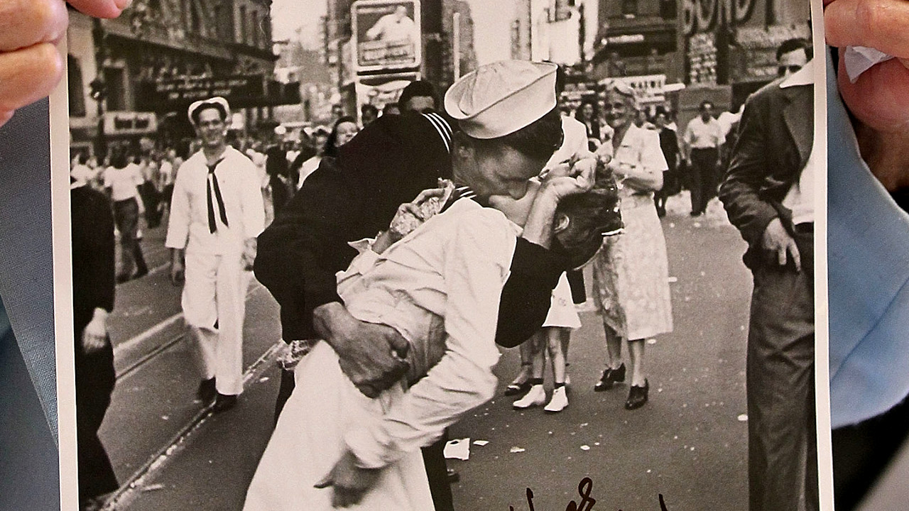 A confusão envolvendo a foto do beijo roubado na Segunda Guerra