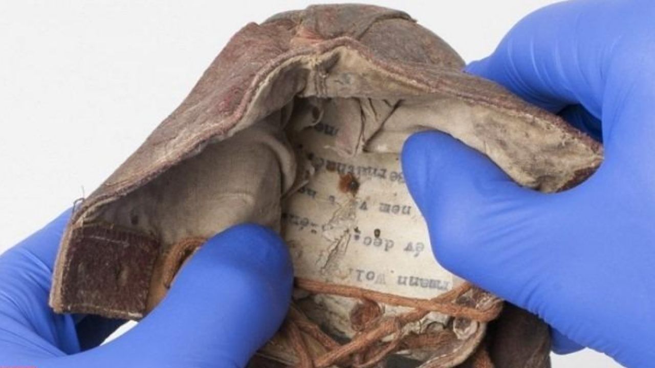 Anotação secreta é descoberta em sapato de criança morta em Auschwitz
