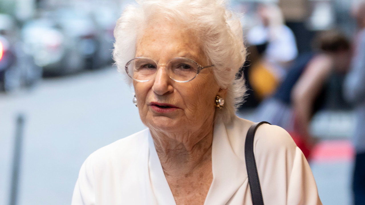 Senadora sobrevivente de Auschwitz é vítima de mensagens antissemitas