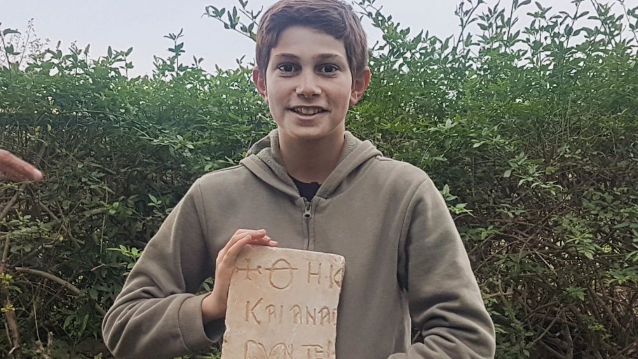Garoto de 13 anos encontra rara lápide de tumulo Bizantino enquanto procurava cogumelos, em Israel