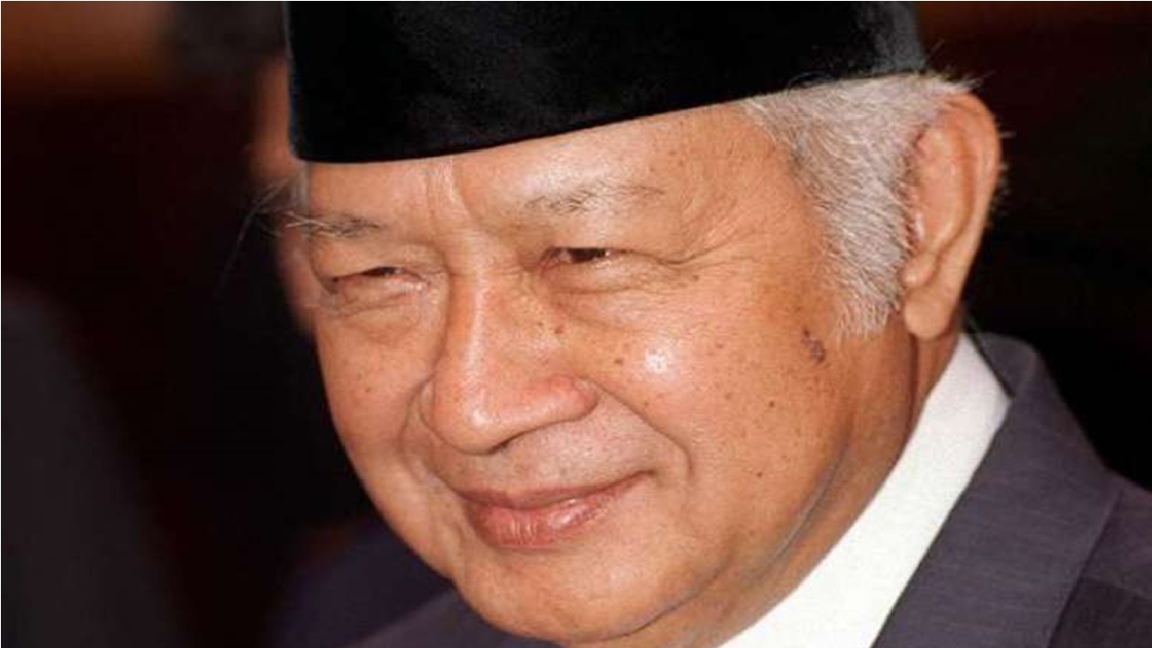 Há 21 anos, o  Presidente Suharto, da Indonésia, renunciava o cargo por pressões populares
