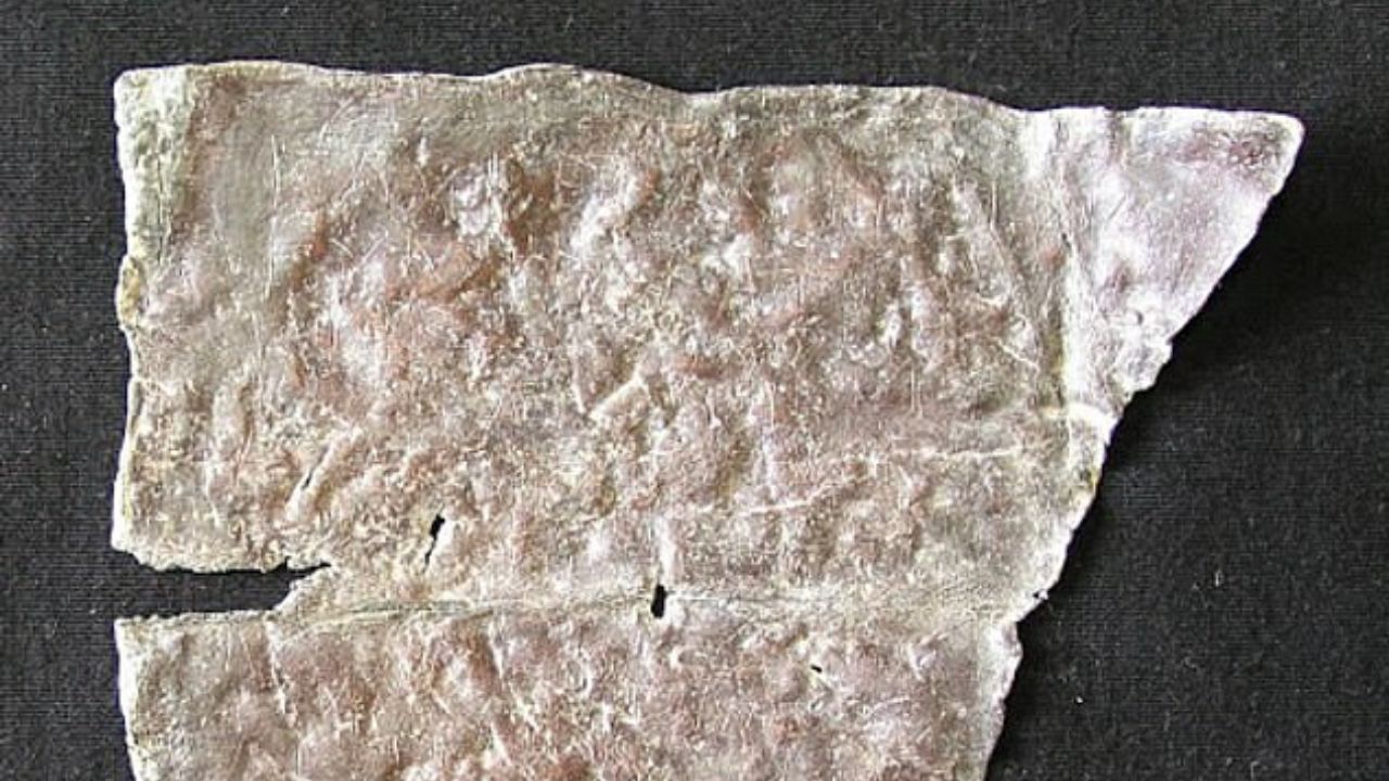 Tábuas de 2.500 anos, usadas para amaldiçoar pessoas mortas, são encontradas em Atenas