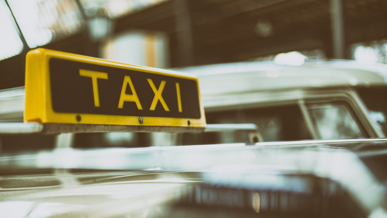 Taxista libanês ateia fogo em carro após receber multa por violar medidas contra Coronavírus