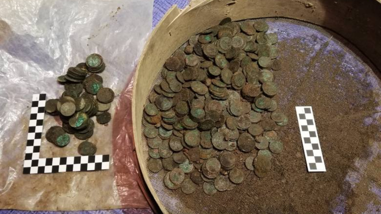 Tesouro em Cracóvia: dez mil moedas de cobre de 200 anos são encontradas na Polônia