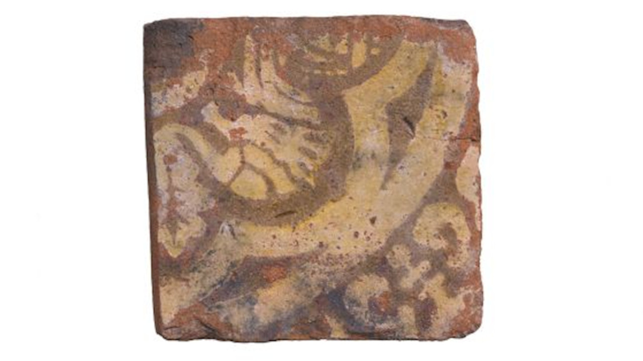 Azulejo raro de fera mitológica é descoberto em fossa do século 14, na Inglaterra