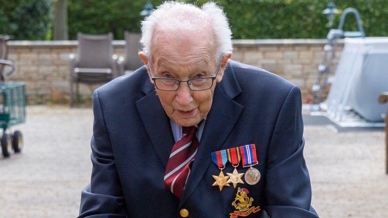 Morre Tom Moore, veterano britânico de 100 anos que arrecadou milhões contra a Covid-19