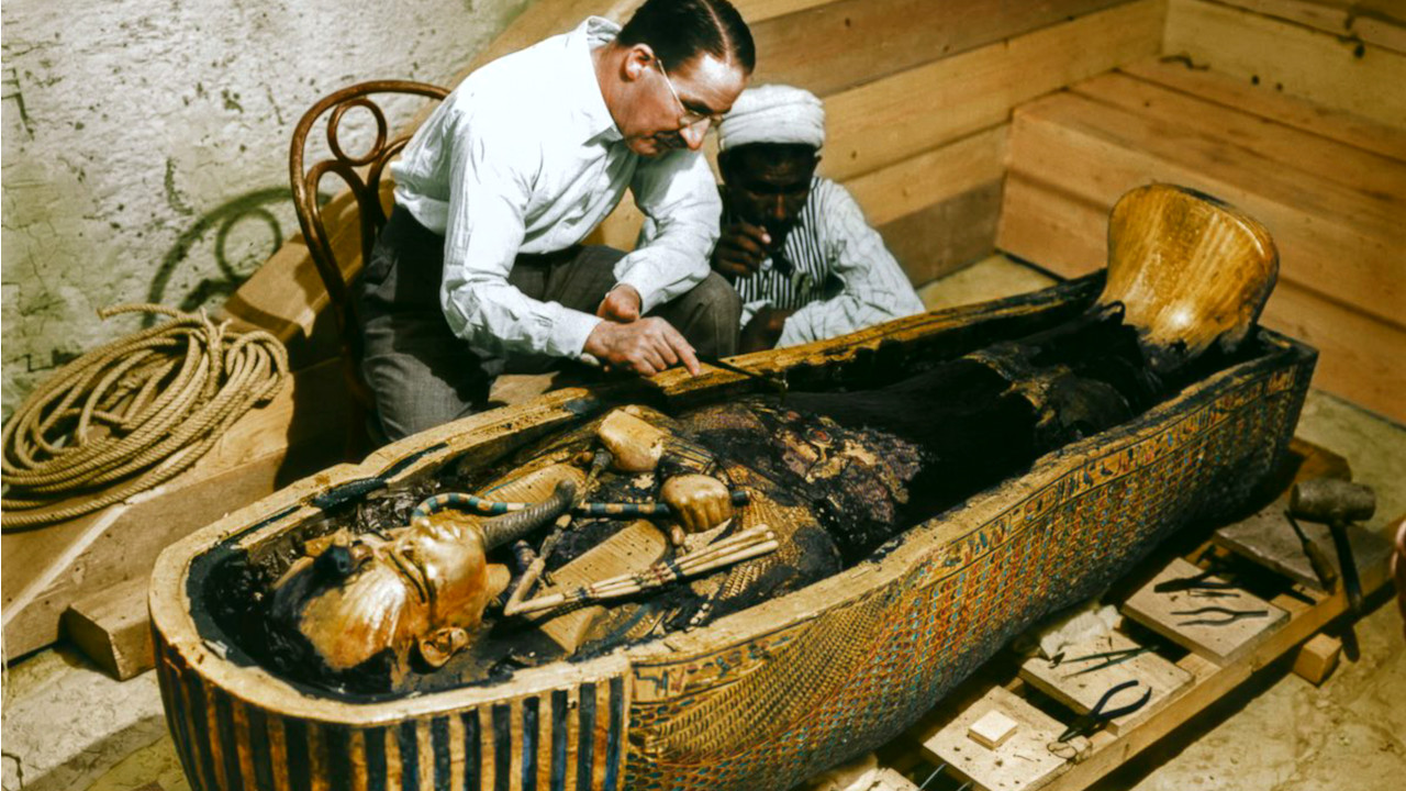 Caixa misteriosa encontrada no túmulo de Tutancâmon é aberta pela primeira vez