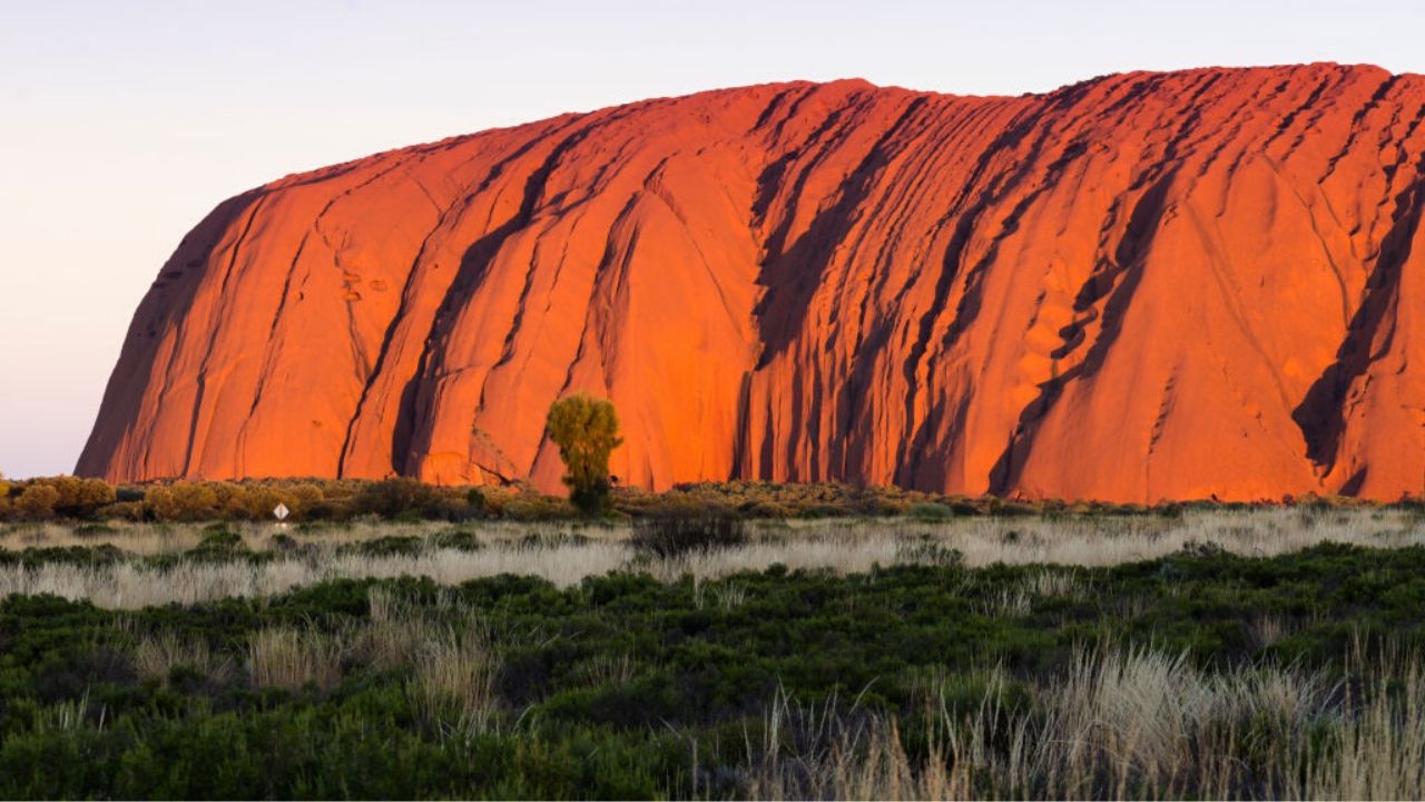 Pinturas rupestres do famoso monumento Uluru, na Austrália, foram vandalizados