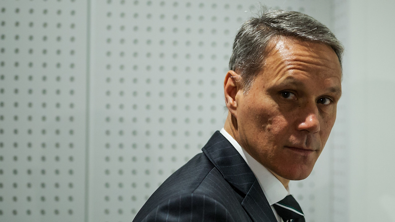 Ex-jogador e comentarista tem salário cortado após saudação nazista