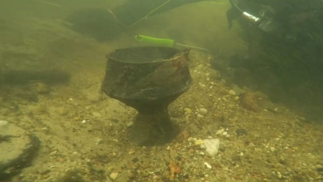 Vaso de cerâmica intacto de 3.000 anos é encontrado no fundo de rio da Polônia