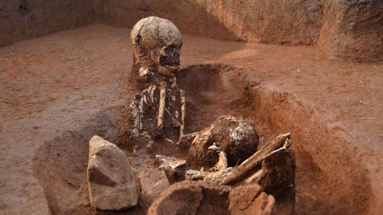 Arqueólogos encontram enorme coleção de vasos funerários em planície do Sudeste Asiático