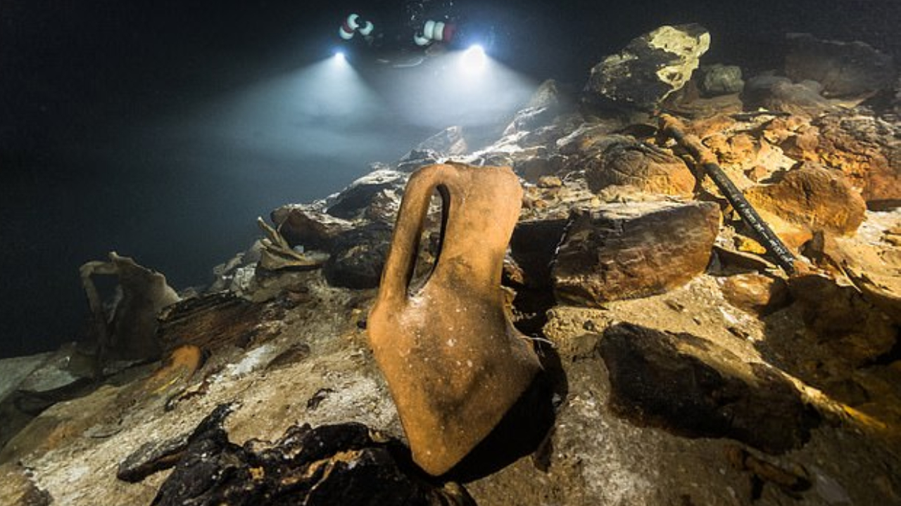Ritual ou rota comercial? 200 vasos romanos são encontrados em caverna subaquática