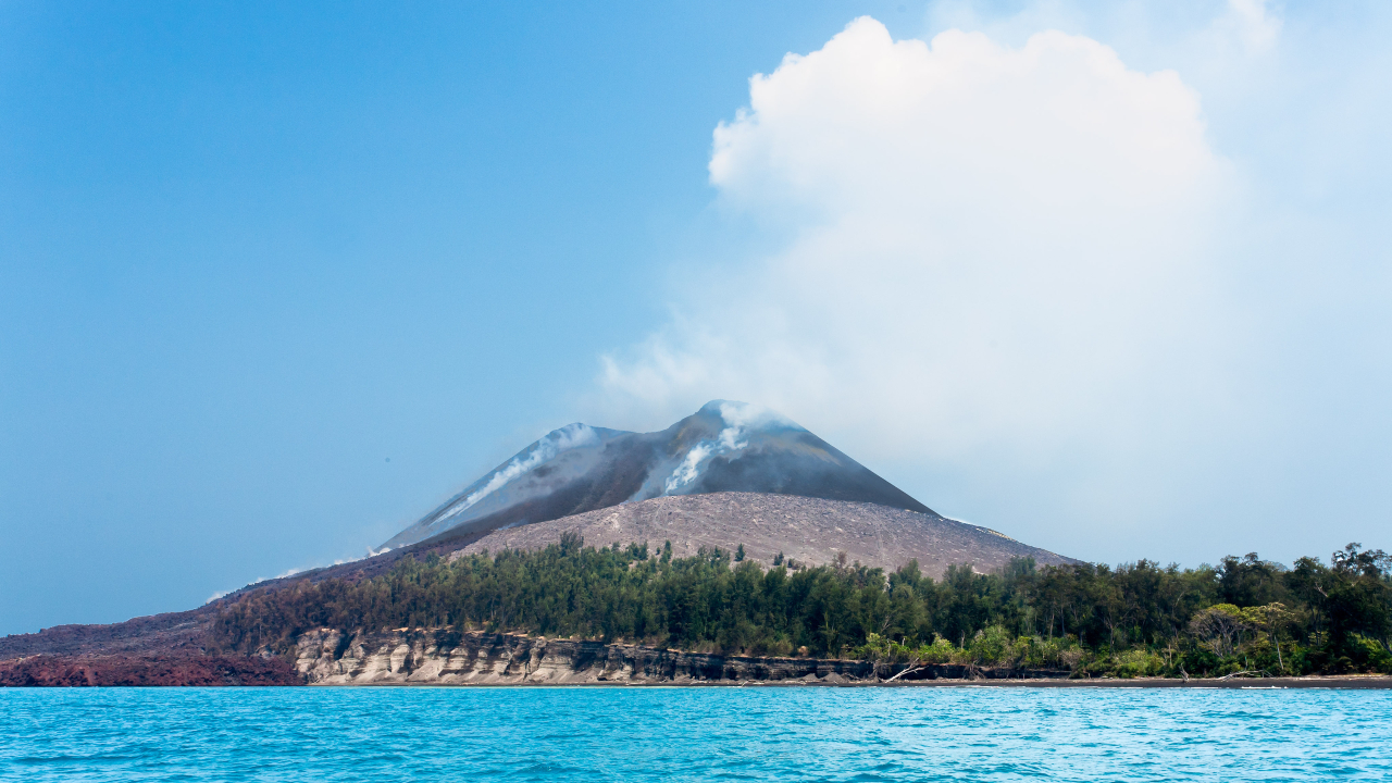 Na Indonésia, Vulcão Krakatoa entra em erupção pela terceira vez na história
