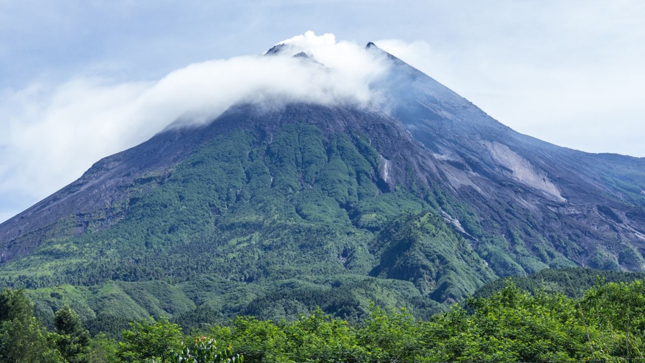 Vulcão entra em erupção na Indonésia e autoridades pedem cuidado