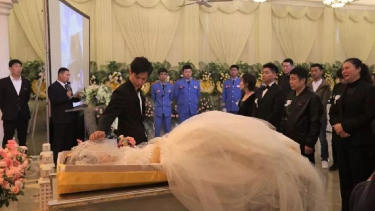 Na China, homem se casa com o cadáver de sua namorada
