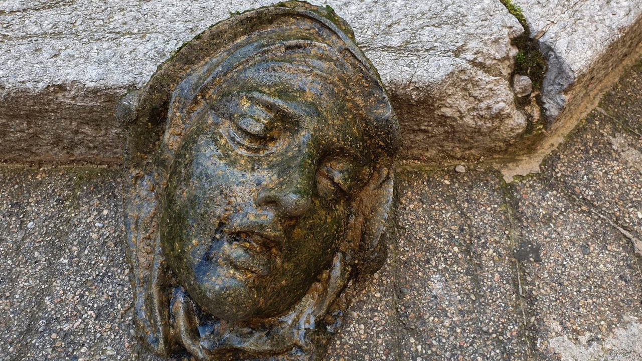 Escultura de rosto feminino é encontrada em rio de Girona, na Espanha