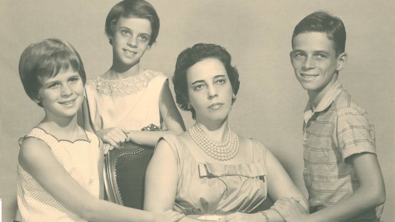 Após 50 anos, Hildegard Angel recebe certidão de óbito do irmão e da mãe, executados pela ditadura militar